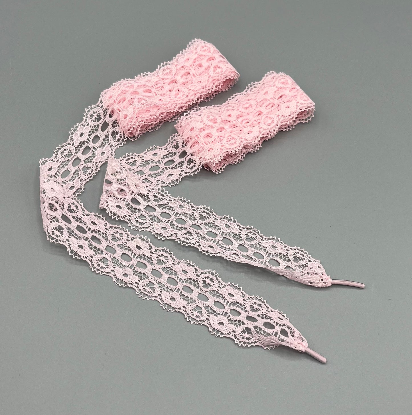 Lacets en dentelle rose pour chaussures