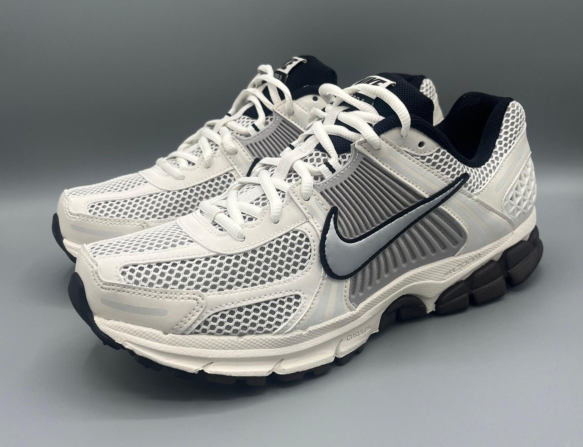 Zoom Vomero 5 "Phantom Light Iron Ore" - snkrs83
